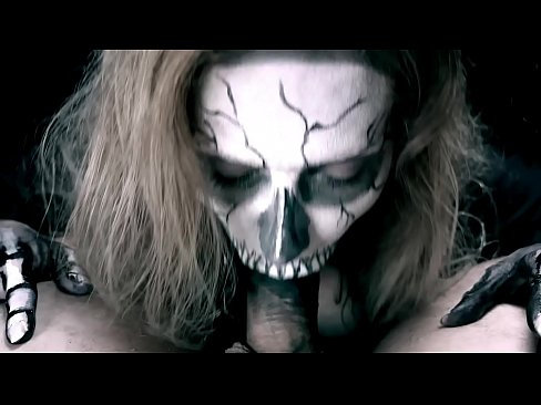 ❤️ Demon girl zuigt pik met haar zwarte mond en slikt sperma. ☑ Anal video at us ☑