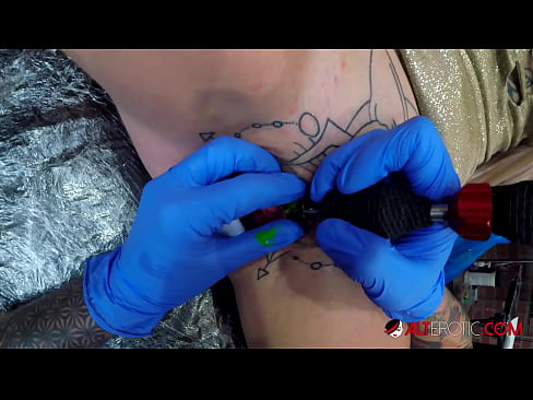 ❤️ Extreem getatoeëerde hottie Sully Savage kreeg een tatoeage op haar clitoris ☑ Anal video at us ☑